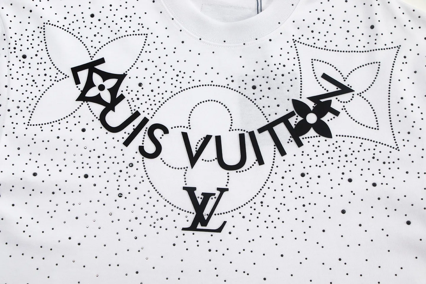 🅿️180 louis vuitto*2026 latest short-sleeved T-shirt (hot diamond) Material: Made of high version 300g double yarn combed cotton Size: S M L XL Color: black white Style number: W2652